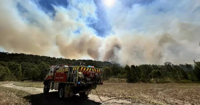 Bulahdelah bushfire rages near Pacific Highway, 70 firefighters battle 1400ha blaze