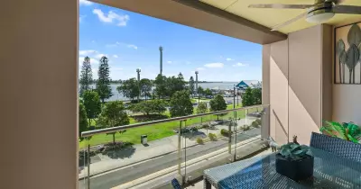 Spacious north-facing Silk House apartment with stunning harbour views