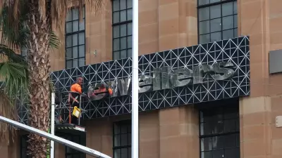 Thomas Jewellers sign removed from Geelong CBD after 40 years