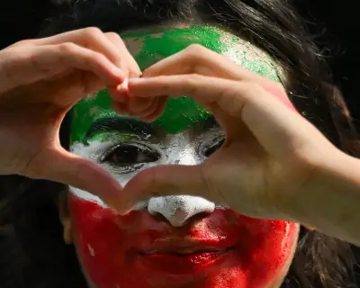 Fans of Iran and New Zealand Unite in World Cup Fervor at Wellington Bar