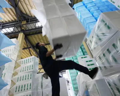Japan Faces Severe Shortage of Plastic Bags and Trays Due to Naphtha Crisis