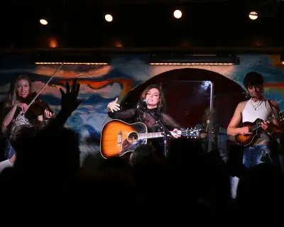 Shania Twain Turns London Pub Into Saloon for Intimate Gig