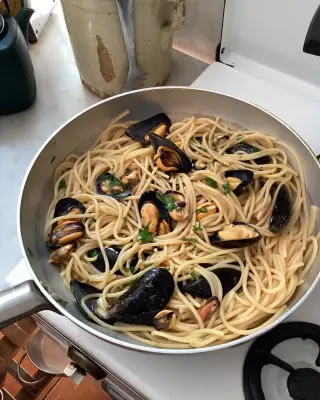 Spaghetti with Mussels, Parsley and Lemon: A Flavorful Italian Recipe