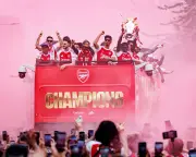 Arsenal’s Premier League Trophy Parade Draws Massive Crowds in London