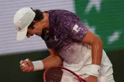 Swiatek Exits French Open, Zverev Eases into Quarter-Finals