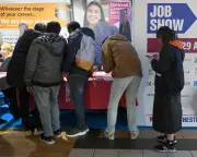 UK Unemployment Falls to 4.9% Amid Iran War Cost Concerns