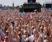 Pitbull Fans Set World Record with Bald Caps at Hyde Park